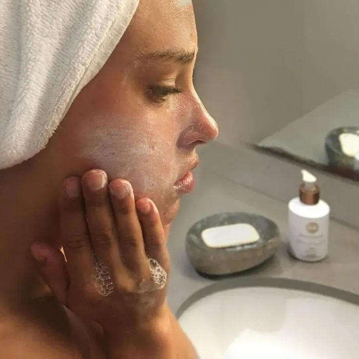 imgi_33_Cleansing-Gel-Peony-1-700x700
